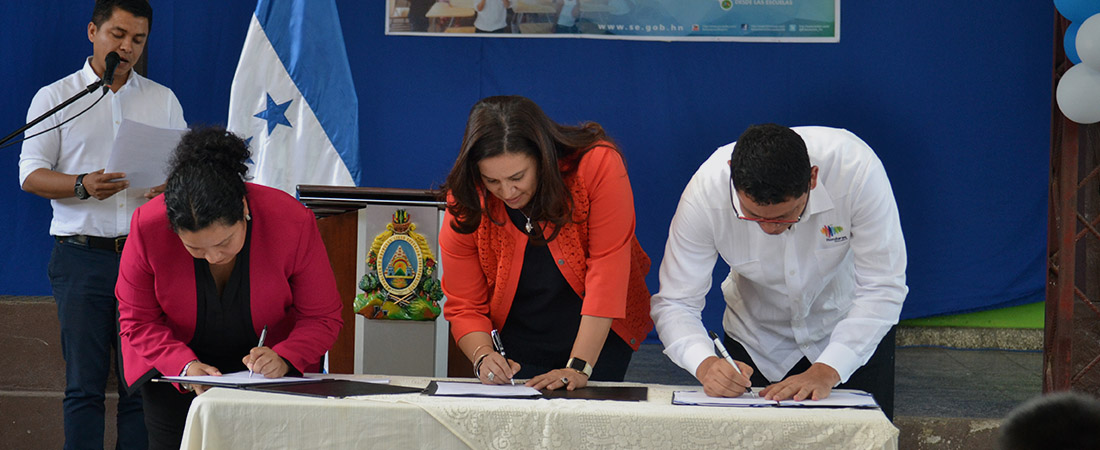 The signing ceremony included (left to right): EDC’s Jessica Miranda, First Lady of Honduras Ana García de Hernández, and Minister of Education Marlon Escoto.
