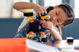 10 Ways to Prepare Today’s Students for Tomorrow’s Workforce A photo of a student engaged in STEM activity representing 10 Ways to Prepare Today’s Students for Tomorrow’s Workforce
